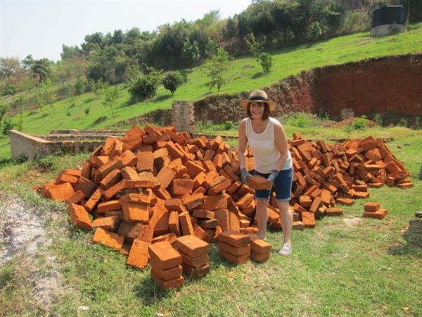 BRICK-MAKING MACHINE